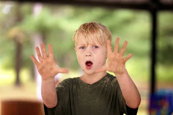 Een Kind Van Vuile Kleine Jongen Bedekt Met Zand Zijn — Stockfoto