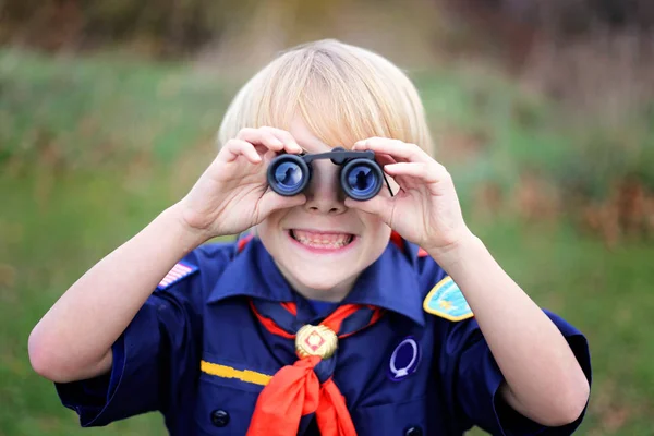 Een Jonge Cub Scout Tijger Den Lacht Als Hij Naar — Stockfoto