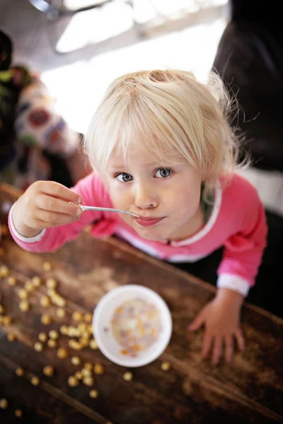 Una Bambina Carina Felice Sta Giocando Sta Facendo Casino Mentre — Foto Stock