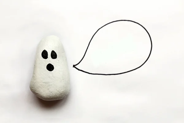 Карикатура Нарисованная Хэллоуин Камень Призрак Изолирован Белом Фоне Пузырьком Речи — стоковое фото