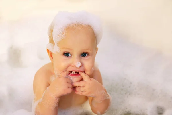 Una Bambina Coperta Schiuma Bagno Bolle Sta Dentizione Sulle Dita — Foto Stock