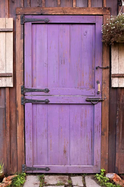 Purple Old Dutch Barn Style Garden Shed Door Vintage Iron — Stock Photo, Image