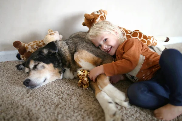 Een Schattig Klein Meisje Lacht Gelukkig Als Haar Aangenomen Hugs — Stockfoto