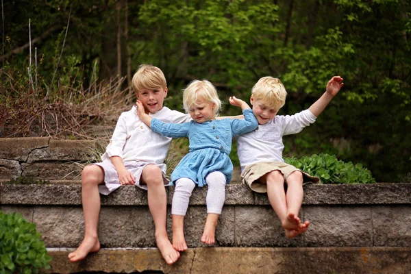 Tre Bambini Carini Stanno Posando Ritratto Fuori Sorellina Sta Allontanando — Foto Stock