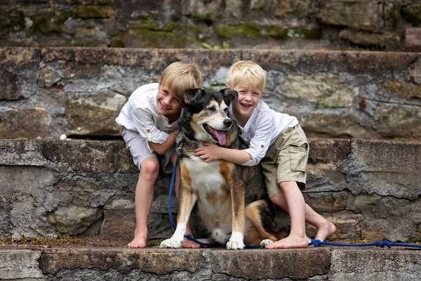 Duas Crianças Menino Feliz Anos Idade Seu Irmão Mais Novo — Fotografia de Stock