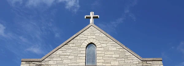 Uma Pequena Cruz Senta Topo Campanário Templo Uma Antiga Igreja — Fotografia de Stock