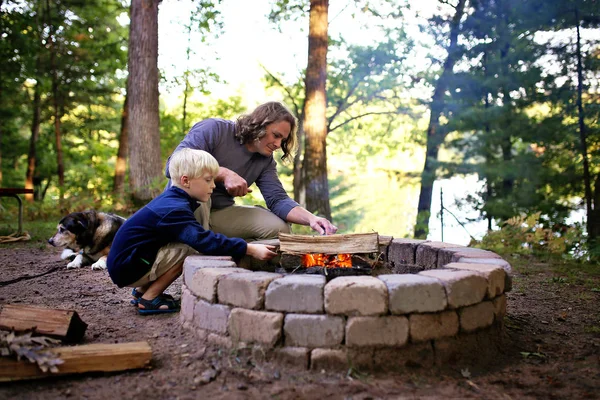 Ojciec Jego Synek Zaczynają Ogniska Pierścieniu Ognia Campingu Widokiem Jezioro — Zdjęcie stockowe