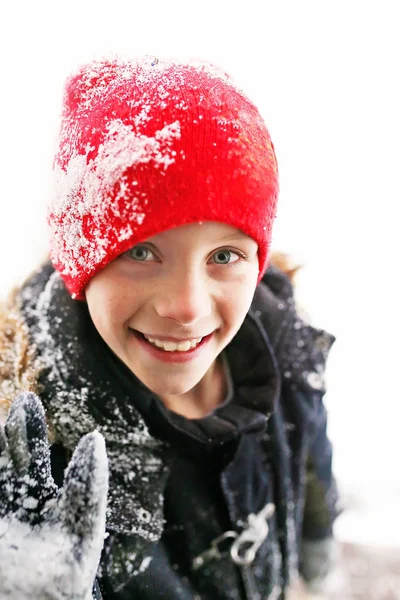 Menino Feliz Coberto Neve Está Sorrindo Para Câmera Enquanto Joga — Fotografia de Stock