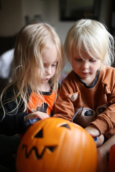 Duas Crianças Estão Cavando Através Balde Abóbora Doces Halloween Depois — Fotografia de Stock