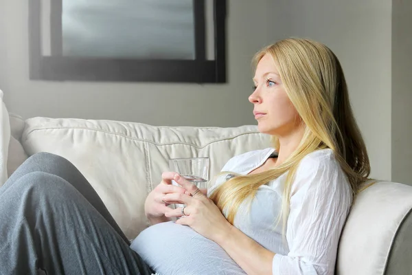 Una Joven Embarazada Emocional Contemplativa Mientras Bebe Vaso Agua Casa —  Fotos de Stock