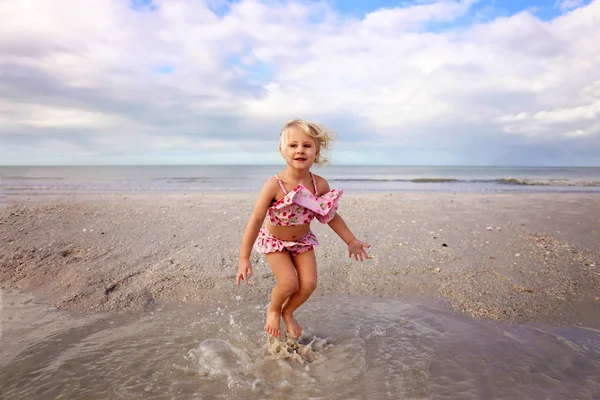 Mignon Petit Enfant Ans Joue Éclabousse Dans Eau Sur Plage — Photo