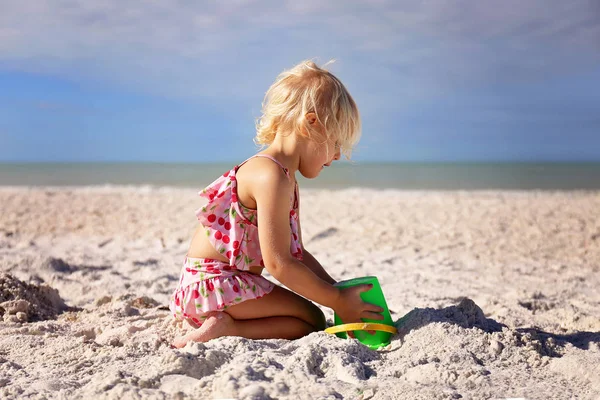 Menino Pequeno Bonito Está Brincando Praia Construindo Castelo Areia Junto — Fotografia de Stock