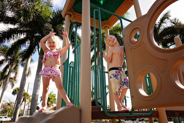 Dos Niños Pequeños Felices Sonríen Mientras Juegan Juntos Patio Recreo — Foto de Stock