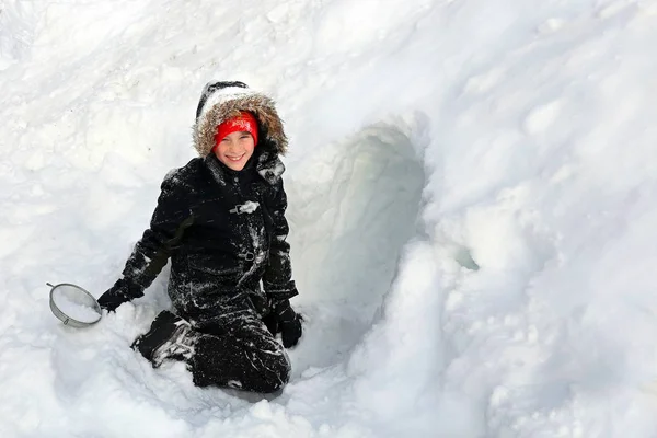 Mignon petit enfant tous groupés pour l 'hiver est la construction d' un tunnel i — Photo