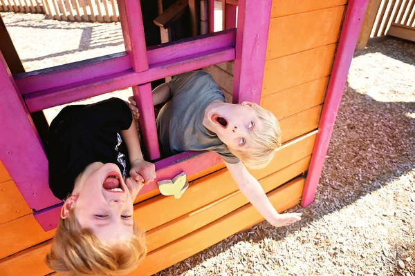 Dvě roztomilé malé děti si hrají venku v klubovnu na to hřiště s překážkovou dráho — Stock fotografie