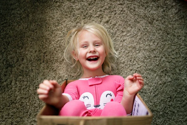 Happy Little Kid Laughing as she Plays in Cardboard Box at her H — Stock Photo, Image
