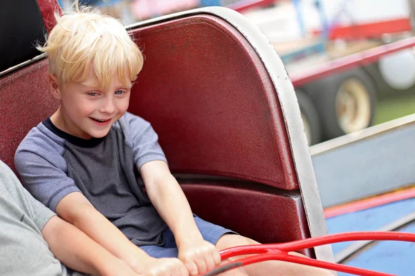 Happy Little Kid jazda Tilt-a-Whirl Carnvial jazdy — Zdjęcie stockowe