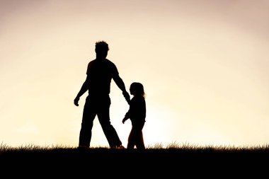 Hristiyan Baba 'nın silueti Küçük Çocuğuna Ha' nın rehberliğinde