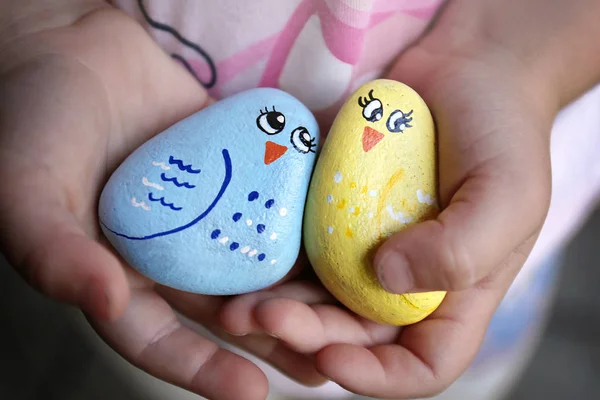 Manos de un niño pequeño sosteniendo rocas de amistad pintadas como Ha —  Fotos de Stock