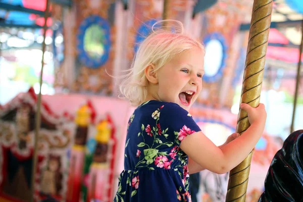 Šťastný malý kluk z karusel na karnevalu — Stock fotografie