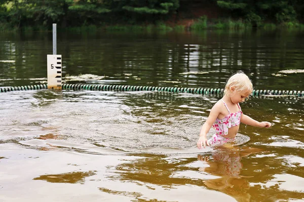 Dziewczynka Dziecko Pływanie w Muddy Brown Lake Woda na lato D — Zdjęcie stockowe