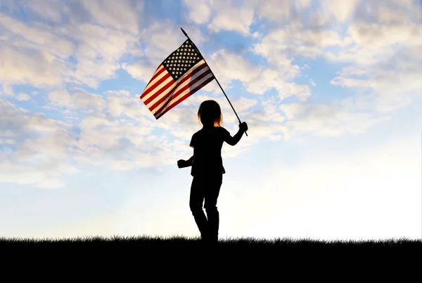 Una Silueta Una Niña Patriótica Jugando Afuera Ondeando Una Bandera — Foto de Stock