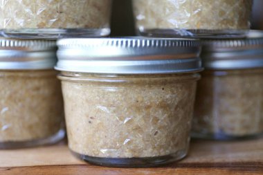 100 grama yakın. Bir kavanoz ev yapımı Brat Mustard..