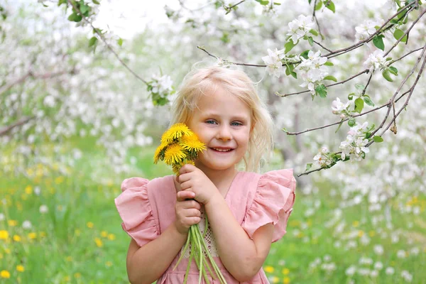 Una Niña Linda Está Sonriendo Mientras Recoge Flores Afuera Bajo —  Fotos de Stock