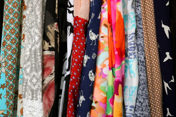 Різноманітні Барвисті Жіночий Одяг Сукня Різних Тканин Матеріалів Візерунків Висять — стокове фото