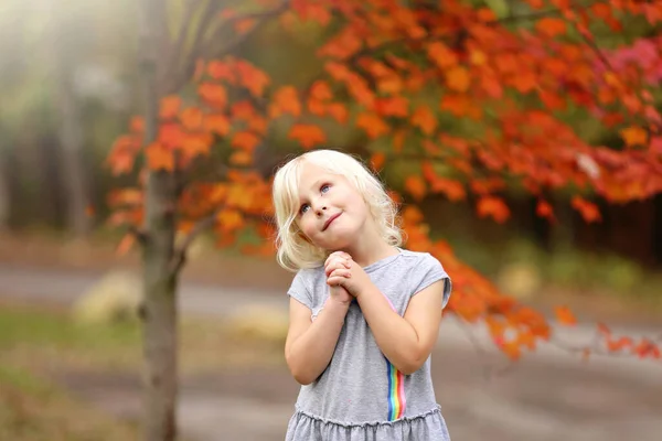 Ein Süßes Kleines Blondhaariges Mädchen Betet Während Sie Unter Einem — Stockfoto