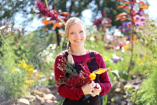 Une Belle Jardinière Souriante Travaille Dans Son Jardin Fleurs Chalet — Photo