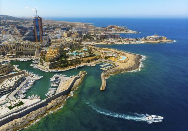 Hava kenti St. Julians deniz ve tekne ile. Portomaso kulesi. Malta ülke. Yaz