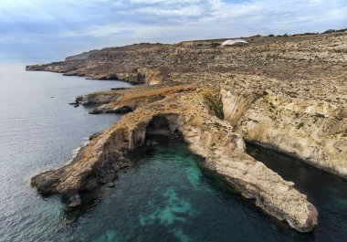 Malta ülke. Kayalıklarla manzaralı. Hava manzara