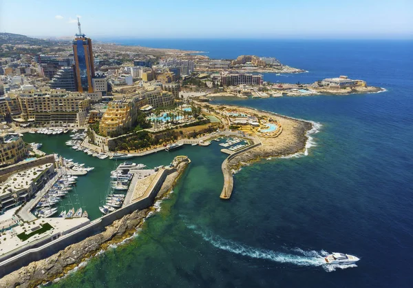 Hava kenti St. Julians deniz ve tekne ile. Portomaso kulesi. Malta ülke. Yaz