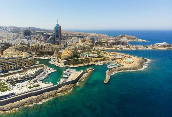 Havadan görünümü St. Julian's şehir ve Portomaso kulesi. Malta