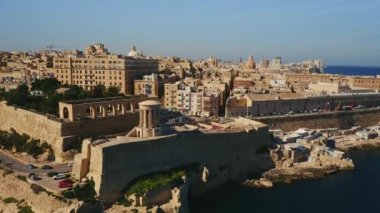 Valletta, Sliema, Manoel Adası 'nın havadan görünümü. Malta Adası 'nın başkenti. Alt Barrakka bahçeleri. Kuşatma çan Savaş Anıtı