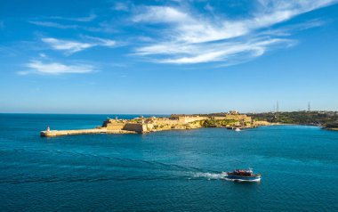 Valletta City Grand Harbour. Kırmızı Fener ve turistik tekne. Fort Ricasoli. Malta ülke. Akdeniz. Sabah saat ve mavi gökyüzü