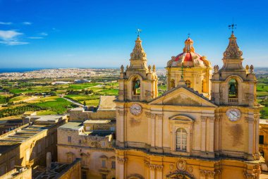 Hava görünümünü Kilisesi Mdina filialı üzrə - Malta'nın eski başkenti. Yeşilimsi kış Malta Island. Sabah saat. Manzaralı