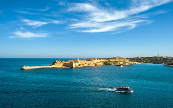 Grand Harbour Valletta City Röd Fyr Och Turist Båt Fort — Stockfoto