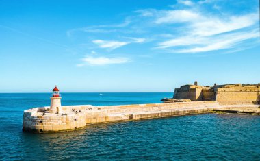 Kırmızı Fener Valletta City Grand Harbour. Fort Ricasoli. Malta ülke. Akdeniz. Sabah saat ve mavi gökyüzü