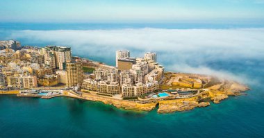 Hava kenti Sliema bulutlar altında. Şaşırtıcı bulutlar. Malta 