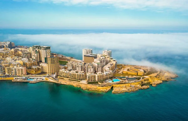 Hava kenti Sliema bulutlar altında. Şaşırtıcı bulutlar. Malta Island
