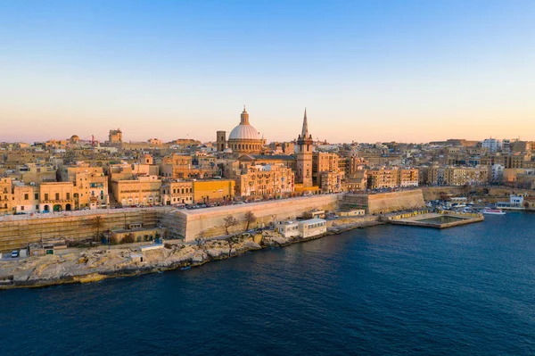 Valletta şehri. Malta ülke. Havadan görünümü. Günbatımı Zamanı