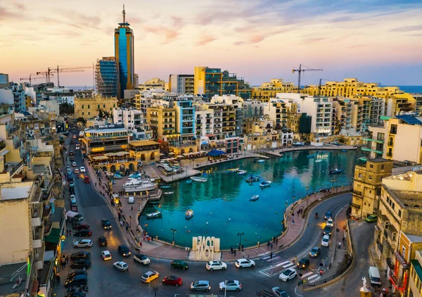 St. Julians şehir. Anıt, sevgi işareti seviyorum. İyi akşamlar. Gün batımı. Malta ülke