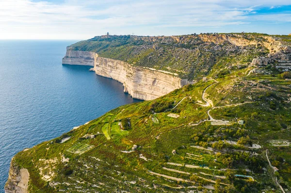 Dingli kayalıklarının havadan görünümü. Yeşil doğa, mavi deniz ve mavi gökyüzü. Malta ülkesi