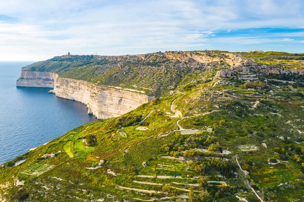 Dingli cliffs hava görünümünü. Yeşilimsi doğa ve mavi deniz ve mavi gökyüzü. Malta 