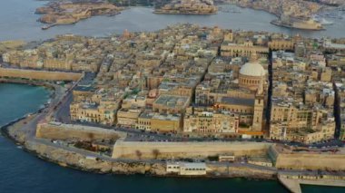 Valletta şehir ve kilisenin havadan görünümü 4k. Günbatımı gökyüzü. Malta ülkesi