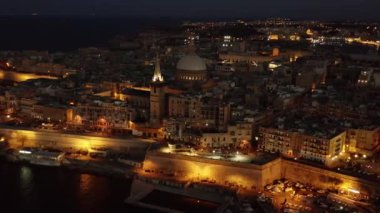 Valletta şehir ve kilisenin hava gece görünümü 4k. Malta 