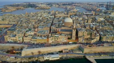 Valletta şehir ve kilisenin havadan görünümü 4k. Malta 