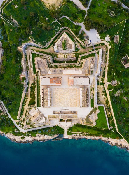 Manoel Fort'un havadan görünümü. Gün batımı zamanı ve bulutlar. Malta Adası